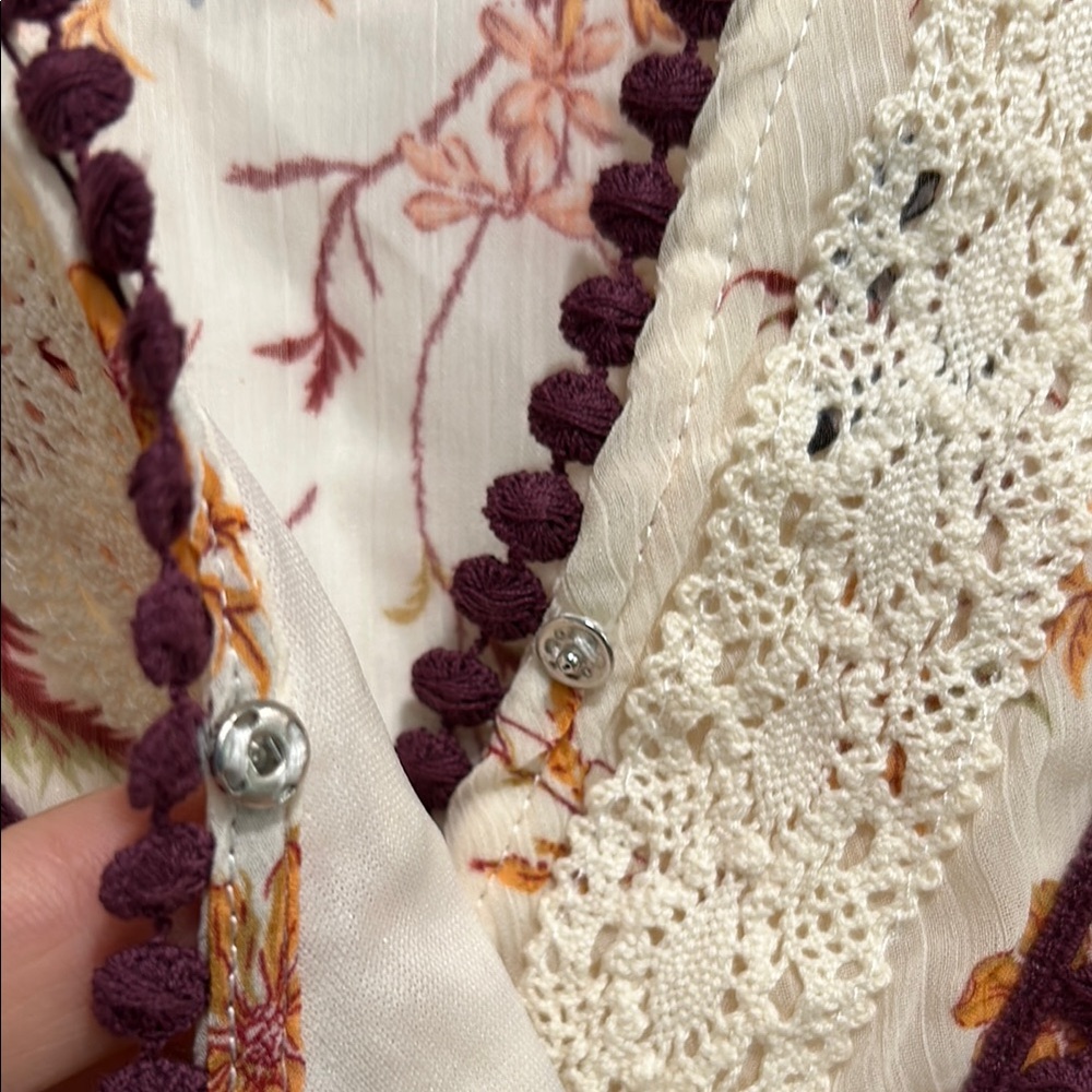 Like new - MI AMI Floral Wrap Crop Blouse with Lace Trim - Picture 5 of 13